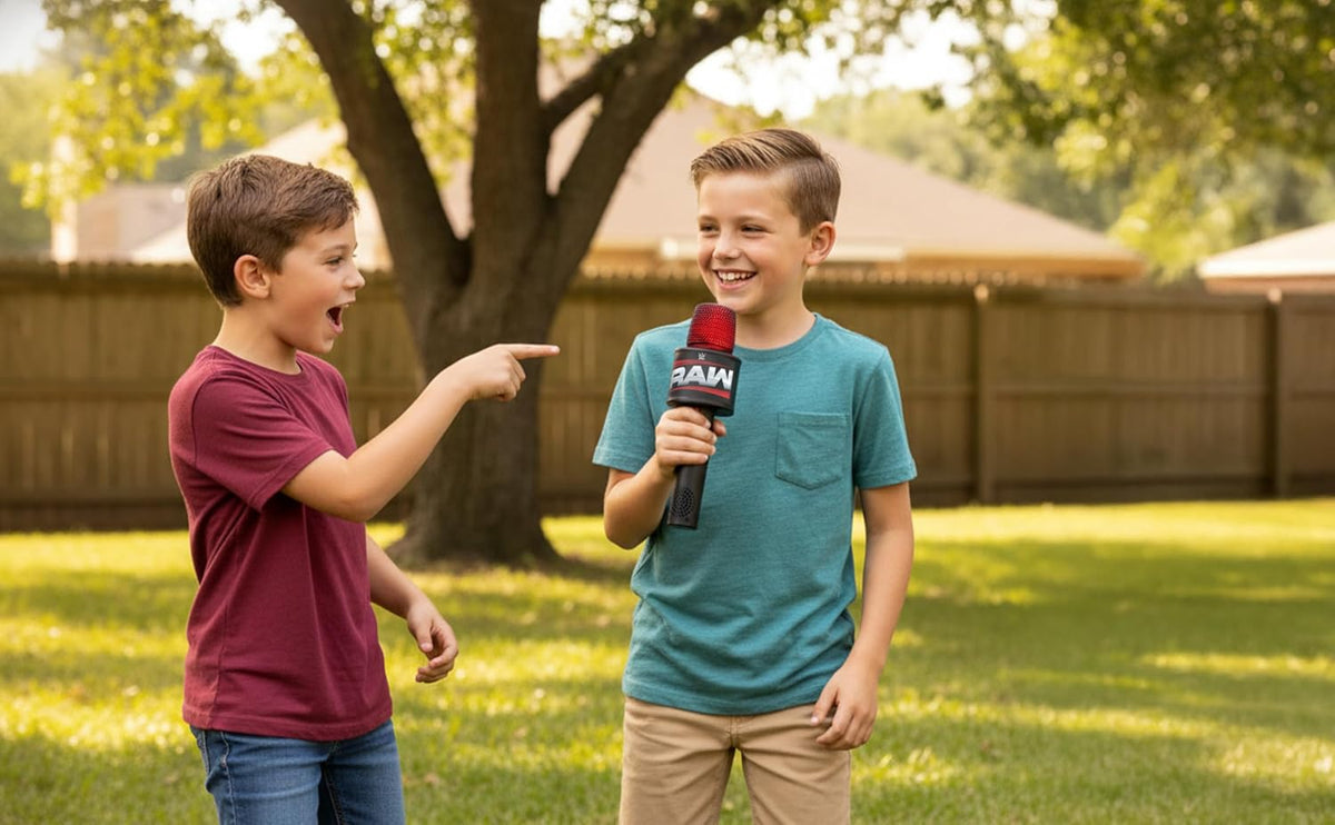 eKids WWE Smack Talk (Microfono giocattolo con effetti sonori e più di 75 frasi di oltre 20 Superstar WWE)