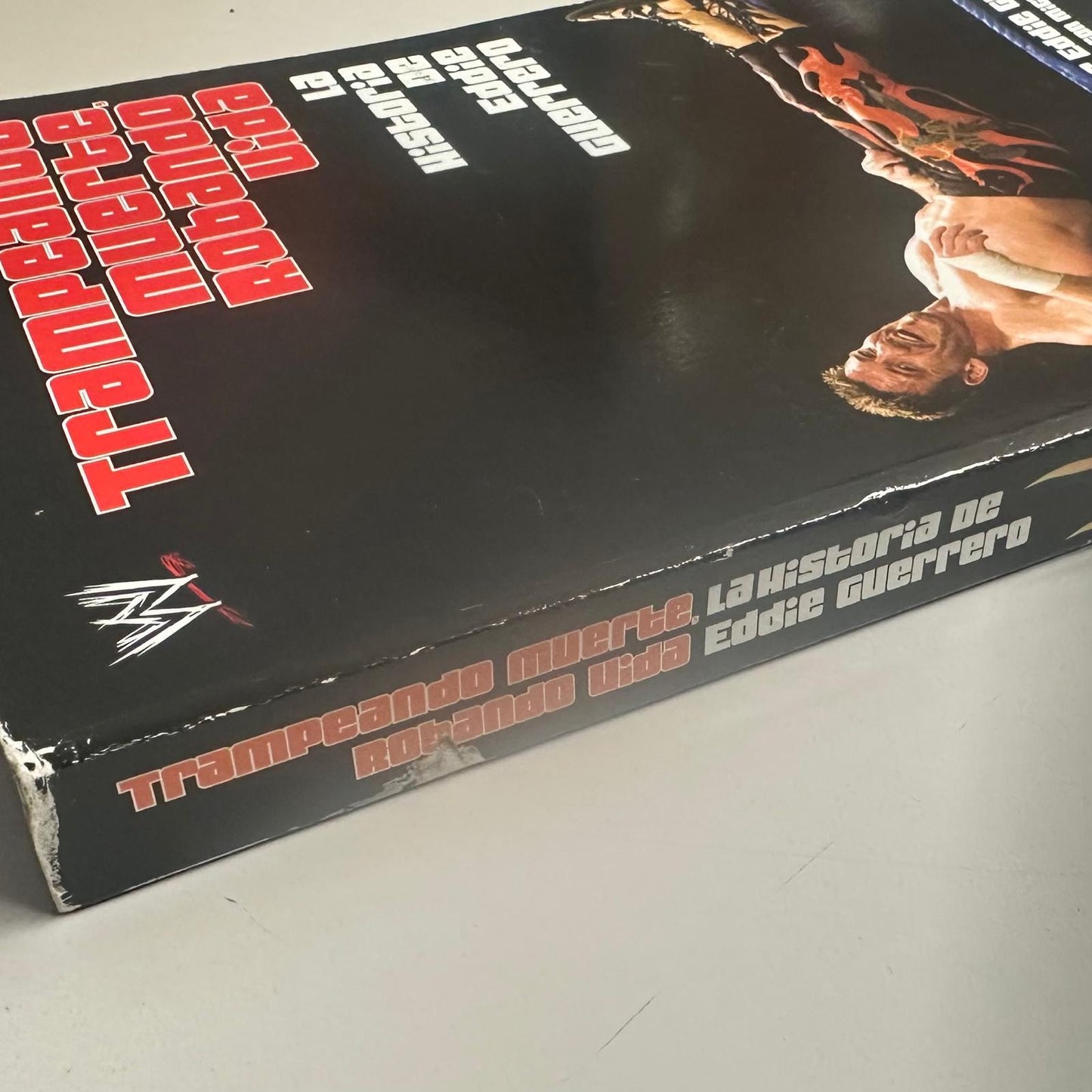 Libro - WWE Trampeando Muerte, Robando Vida (Usato in condizioni come da foto)